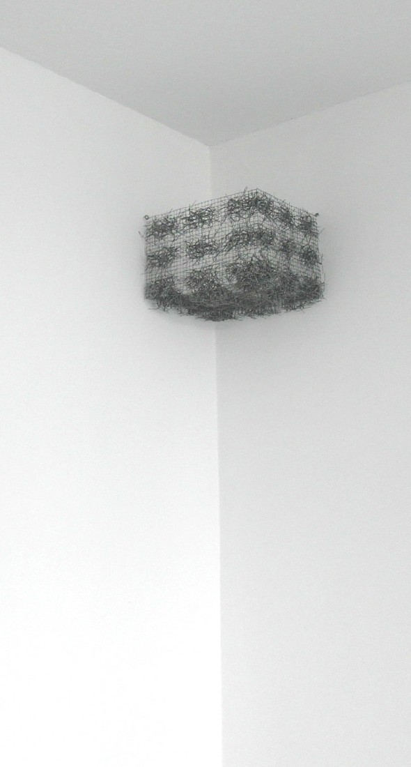 Hans Houwing, z.t. 6.10.16 [hoekwerk], kippen- en ongediertegaas,

22x20x15,5 cm.
PHŒBUS•Rotterdam