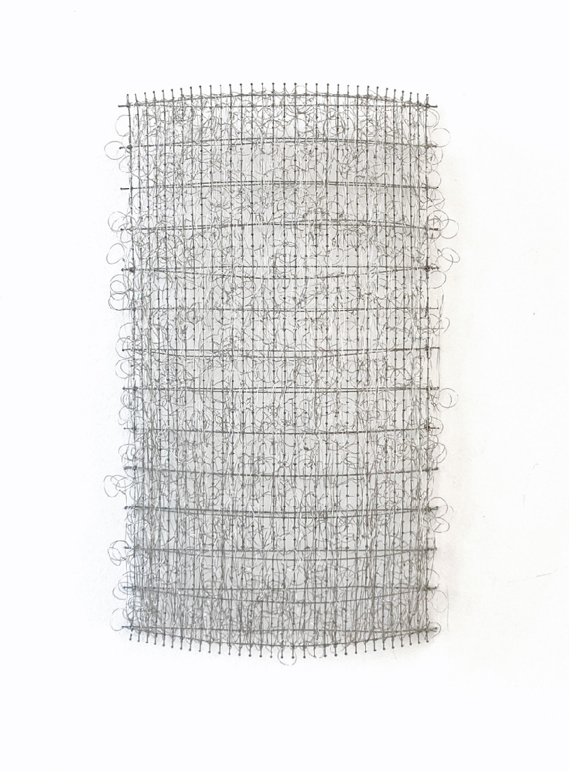 Hans Houwing, 19.11.20, 25x20x7 cm. rvs en o-gaas

verticale draden met lussen van rvsdraad op schild van o-gaas.
PHŒBUS•Rotterdam