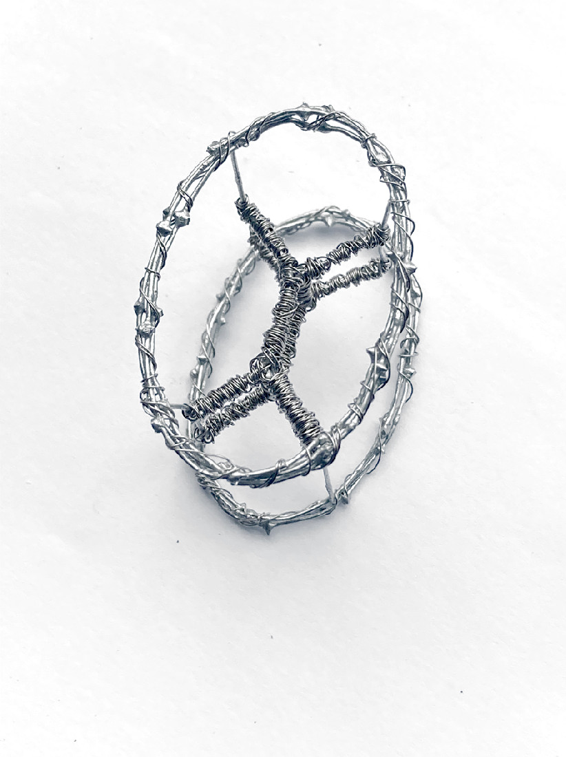 Hans Houwing, medallion 1.1.22, ca. 70x50x50 mm., rvs en v-gaas

[ 'dingetje tussen twee ovalen' ]
PHŒBUS•Rotterdam