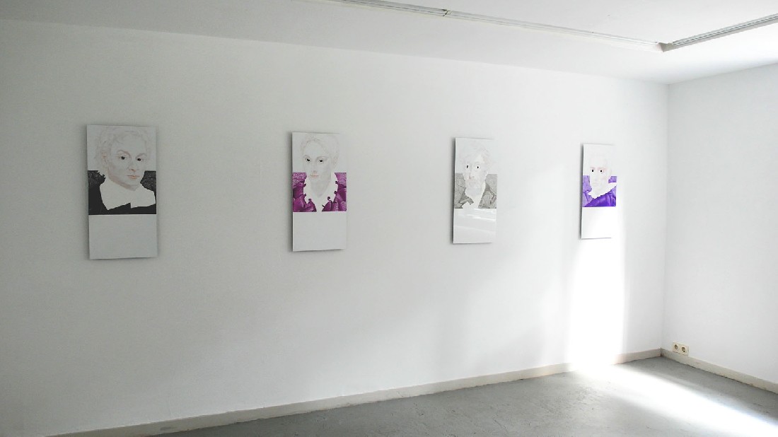 Bernadet ten Hove: vier werken uit de reeks Present Presence, elk acryl, lakverf en vilt op aluminium 73,5 x 35 x 2 cm.
 [ v.l.n.r.:  Joost van den Vondel, 2014. Naar Govert Flinck (1653)  –  heel donkerblauw;  Baertje van Adrichem, 2014.  Naar Jacob Willemz. Delff (1593)  –  rozepaars; George Moore, 2011. Naar Édouard Manet (1879)  –  lichtgrijs;  Diego Velázquez, 2011. Naar Diego Velázquez (1623)  –  paars  ]
PHŒBUS•Rotterdam