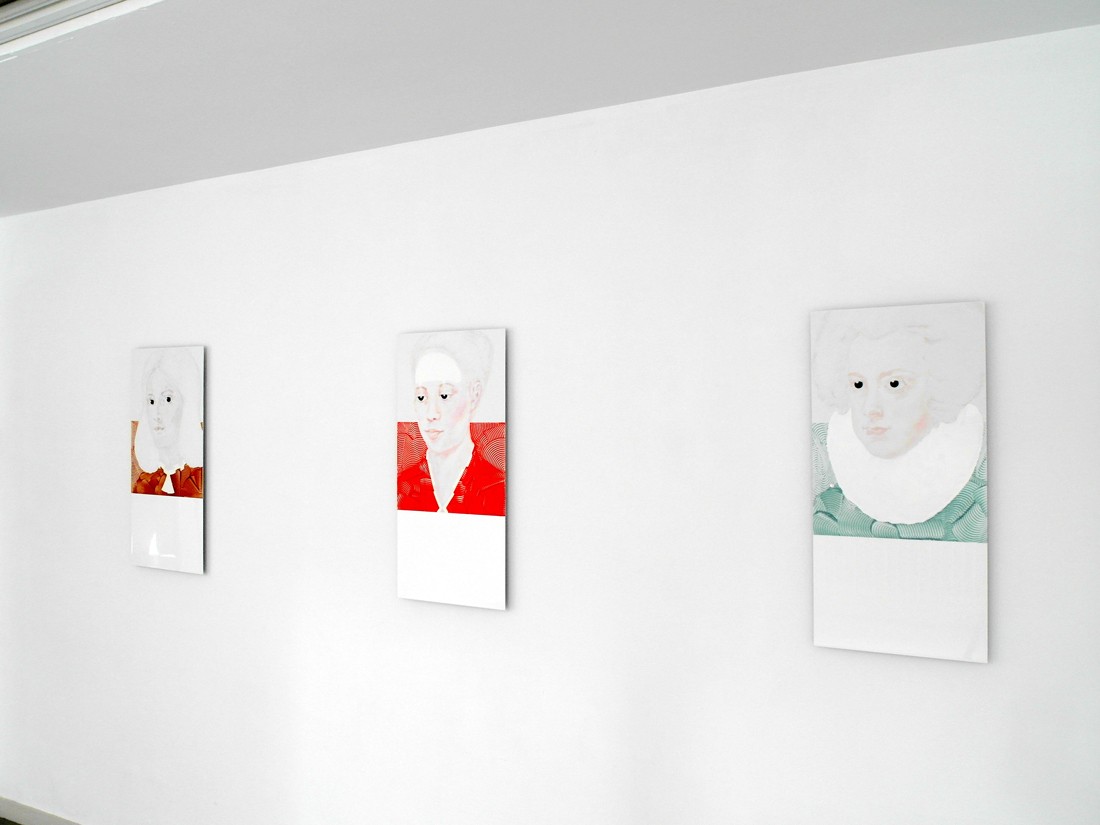 Bernadet ten Hove: drie werken uit de reeks Present Presence, elk acryl, lakverf en vilt op aluminium 73,5 x 35 x 2 cm.
 [ v.l.n.r.:  Jonge man, 2010. Naar Giorgione (±1505)  –  lichtbruin; Jonge vrouw, 2011. Naar Rogier van der Weyden (±1460)  –  rood; Élisabeth, 2011 (Isabel de Borbón). Naar Diego Velázquez (1632)  –  lichtgroen  ]
PHŒBUS•Rotterdam