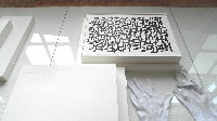 Rabin Huissen, detail installatie met museumkartonnen dozen, waarin tekeningen, collages, werken in foto-emulsie/papier - expositie Amsterdam Drawing 2016, met Toine Horvers, Joachim Bandau, Michael Toenges.
PHŒBUS•Rotterdam