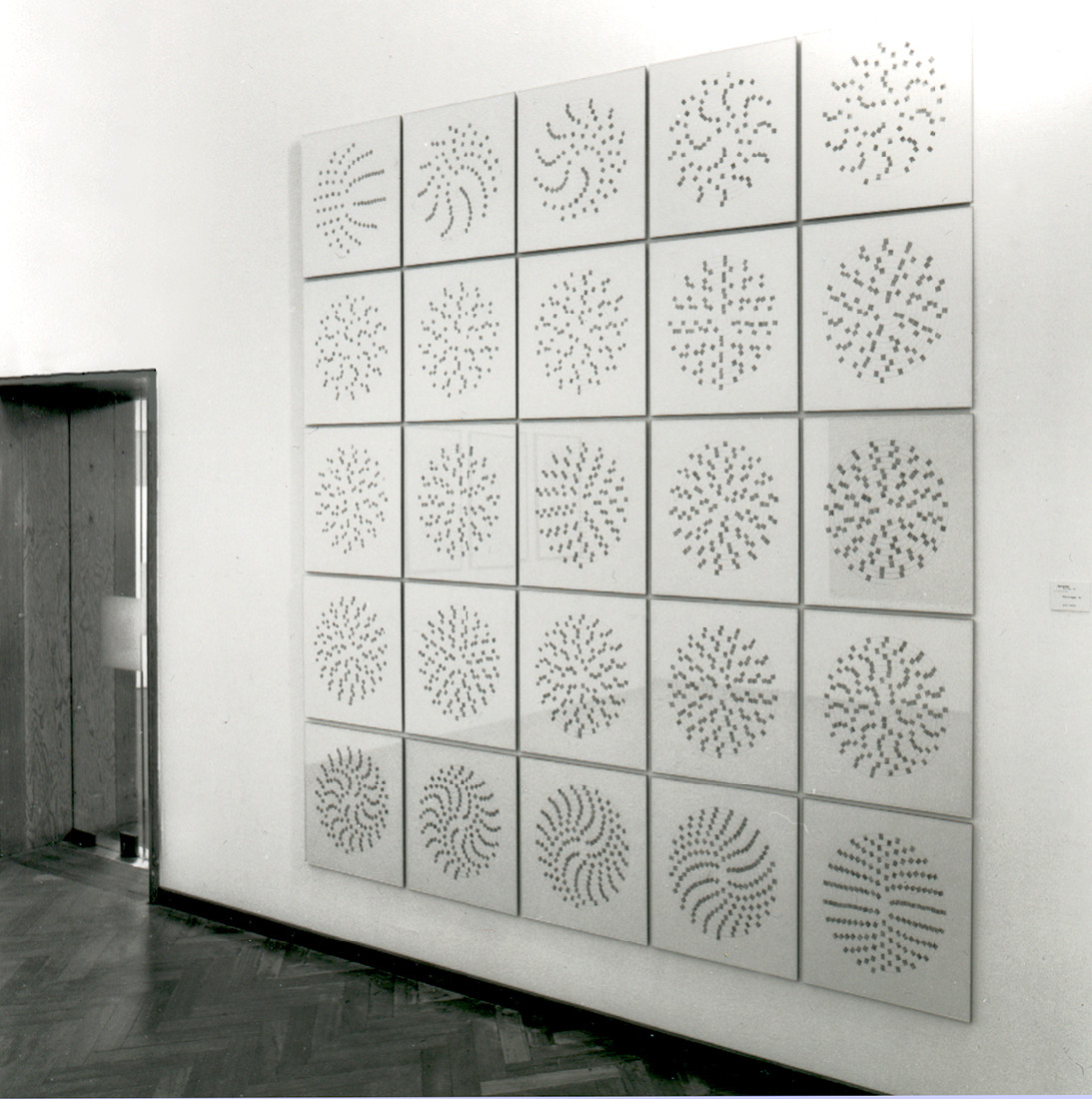 Paul de Kort, SOLVE ET COAGULA, 1991, serie van 25 tekeningen, grafiet / papier,
elk 0.50 x 0.50 m.
PHŒBUS•Rotterdam Paul de Kort, SOLVE ET COAGULA, 1991, serie van 25 tekeningen, grafiet / papier,
elk 0.50 x 0.50 m.
PHŒBUS•Rotterdam