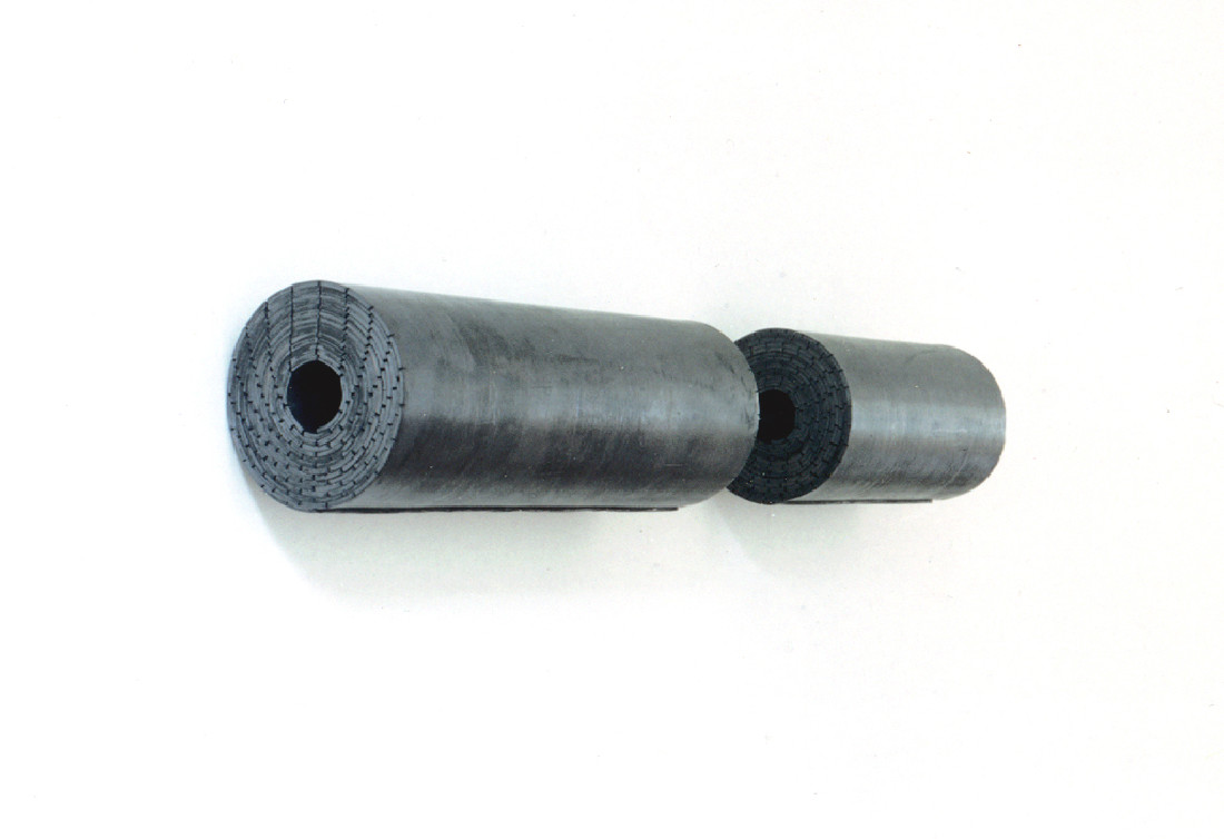 Paul de Kort, 'CONTINUUS PROPORTION', 1993, twee delen opgerold lood, samen lood ø 12 x 69 cm.; met inkepingen die regelmatige patronen laten zien
PHŒBUS•Rotterdam Paul de Kort, 'CONTINUUS PROPORTION', 1993, twee delen opgerold lood, samen lood ø 12 x 69 cm.; met inkepingen die regelmatige patronen laten zien
PHŒBUS•Rotterdam
