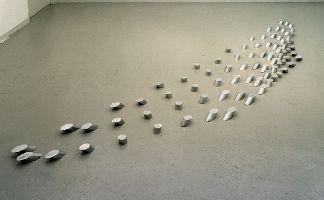Paul de Kort: (rij 7) ANAMORFOSIS, 1996, aluminium staaf, gezaagd, 81 delen,

0.05 x 3.60 x 0.70 m.
PHŒBUS•Rotterdam
