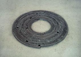 Paul de Kort, TOPOS III, 1989, loodstaven, gegoten, 40 segmenten, ø 1 m. x h. 2.5 cm.
PHŒBUS•Rotterdam