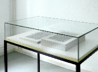 /images/lijn/12/fLijn12-Statenb-invitr-P1330896-1100-th.jpg Sarah van der Lijn, 'Statenvertaling 1637', 2010-2012, inkt op kalkpapier, 1158 bladen, incl. sokkel 0.70 x 0.43 x 1.17 m.
PHŒBUS•Rotterdam