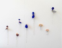 Regula Maria Müller, '‘Iris’, 2017, zes werken in glas, glaskralen [oranje, blauw, lichtpaars / aubergine, wit, geel], textiel, met een of twee bladen; twee werken ‘Iris’, 2017, in glas, glaskralen [wit, oranje ], textiel, ca. 17,5 x 9 x 6.cm.
PHŒBUS•Rotterdam