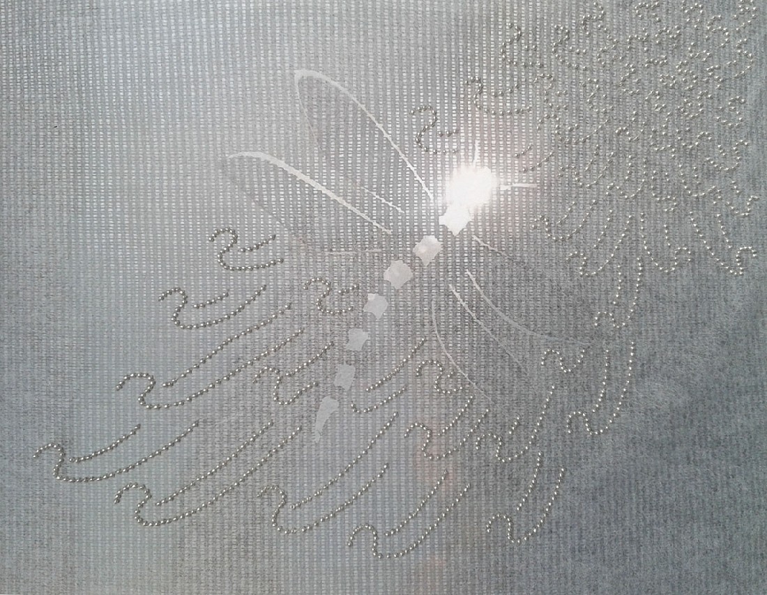 Regula Maria Müller, bewerkte foto [Firefly], 2017, foto van weefsel van zeewier en Japans papier 0,2 mm., gelaserd; Daarna met metalen en glaskralen opgewerkt; 20 x 26 cm.
PHŒBUS•Rotterdam