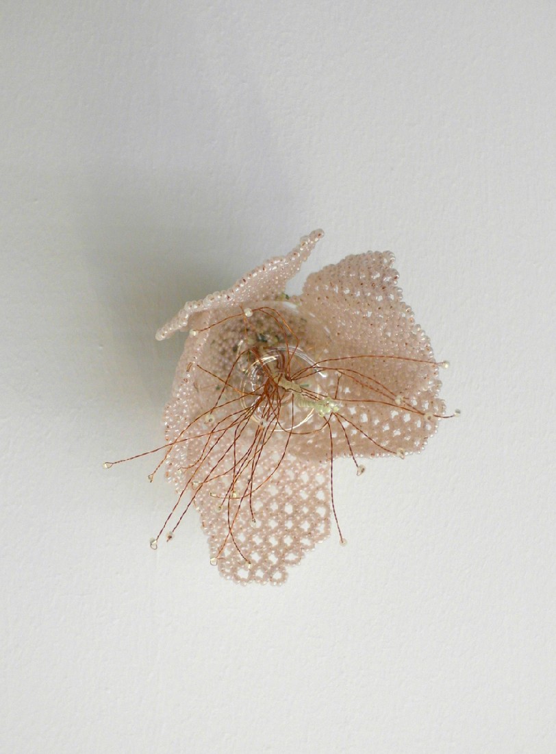 Regula Maria Müller, 'Ume (bloem)', 2017, glas, glaskralen, koperdraad, textiel,

ca. 17 x ø 9 cm.
PHŒBUS•Rotterdam