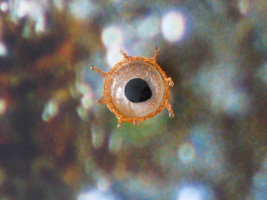 Regula Maria Mü
ller, glazen vissenoog, gehaakt koperdraad, glaskralen, van ca. ø 3 cm., i.e. gemonteerd op een bewerkte injectprint: ''Every shatterd dream - and I'll scatter them into the sea'', 2006, 0.87 x 1.32 m.
PHŒBUS•Rotterdam Regula Maria Mü
ller, glazen vissenoog, gehaakt koperdraad, glaskralen, van ca. ø 3 cm., i.e. gemonteerd op een bewerkte injectprint: ''Every shatterd dream - and I'll scatter them into the sea'', 2006, 0.87 x 1.32 m.
PHŒBUS•Rotterdam
