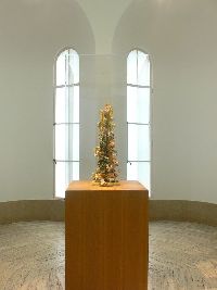 Regula Maria Müller, ''Vanitasstilleven (met koralen)'', 2007, keramiek, glaskralen, koperdraad, borduurgaren (op een metalen frame), h. 0.93 x ø 0.34 m.
PHŒBUS•Rotterdam