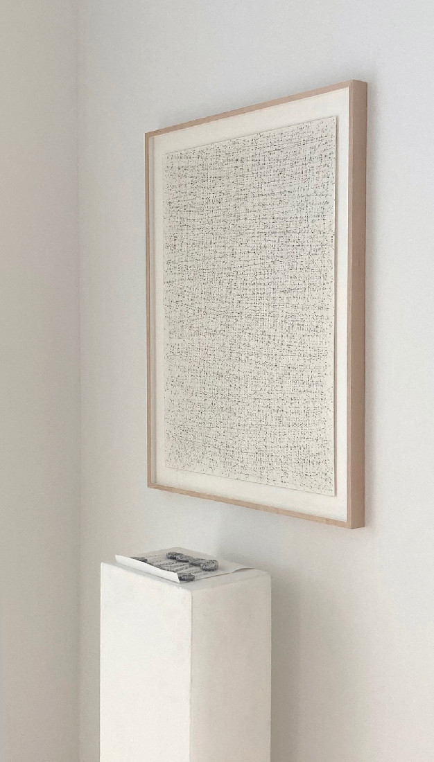 Jadranka Njegovan, tekening ‘Changing Direction -14’, 2018, potlood en fineliner op papier, 61 x 46 cm., ingelijst 70,5 x 55,3 cm. Tekening in fineliner [medaillon in leporellovorm] 2022, variabele editie van 8 op polyesterfilm (plus een extra werk op transparent folie), laserprints, gebaseerd op groter werk[medaillon] 2022, variabele editie van 8 op polyesterfilm (plus een extra werk op transparent folie), laserprints, gebaseerd op groter werk, hxb: 3.5 x 2.8 cm, 6-bladig.
PHŒBUS•Rotterdam