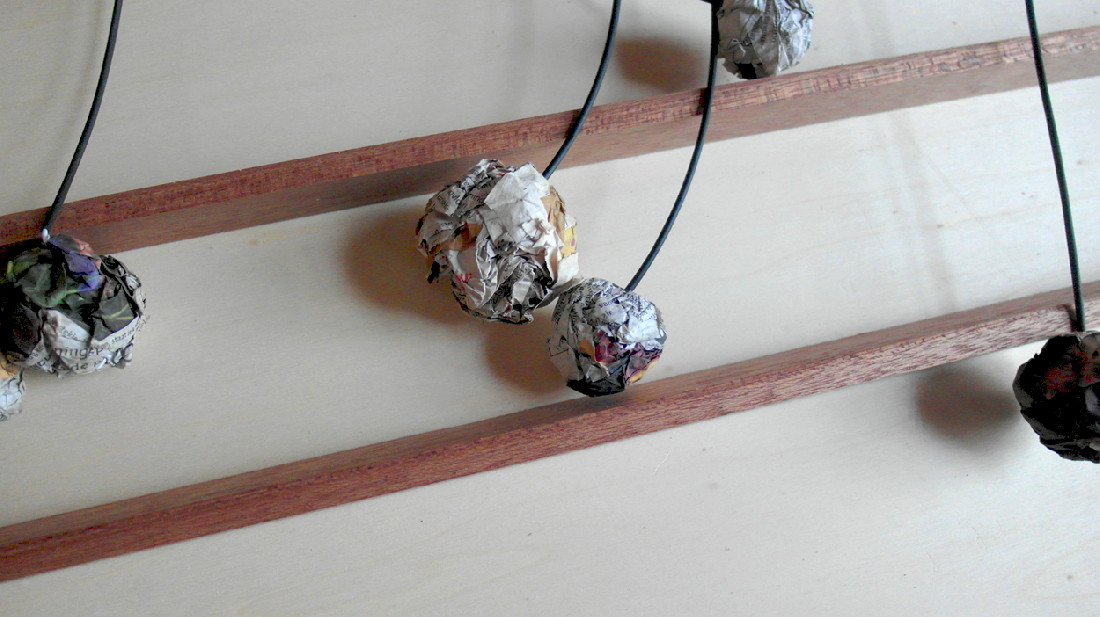 Sara Nuytemans, ''Stuitend nieuws'' (2020), installatie hout, krantenpapier, elastiek, detail.
PHŒBUS•Rotterdam Sara Nuytemans, ''Stuitend nieuws'' (2020), installatie hout, krantenpapier, elastiek, detail.
PHŒBUS•Rotterdam