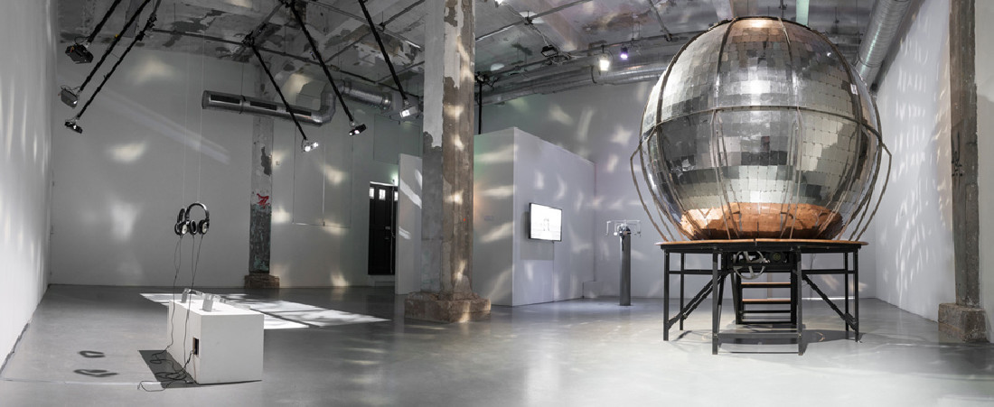 Sara Nuytemans, 'Observatory of the Self', o.a. 3.1, 2012, kinetische installatie met roterende bol, die kan worden betreden. Materiaal: bol ø 2.25 m. van 1680 reflecterende 35 mm. rvs rechthoekjes, hout, technische materialen motor, rvs staanders.
PHŒBUS•Rotterdam Sara Nuytemans, 'Observatory of the Self', o.a. 3.1, 2012, kinetische installatie met roterende bol, die kan worden betreden. Materiaal: bol ø 2.25 m. van 1680 reflecterende 35 mm. rvs rechthoekjes, hout, technische materialen motor, rvs staanders.
PHŒBUS•Rotterdam