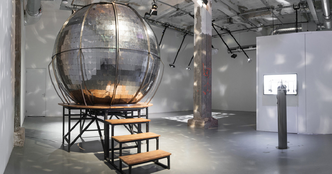Sara Nuytemans, 'Observatory of the Self', o.a. 3.1, 2012, kinetische installatie met roterende bol, die kan worden betreden. Materiaal: bol ø 2.25 m. van 1680 reflecterende 35 mm. rvs rechthoekjes, hout, technische materialen motor, rvs staanders.
PHŒBUS•Rotterdam Sara Nuytemans, 'Observatory of the Self', o.a. 3.1, 2012, kinetische installatie met roterende bol, die kan worden betreden. Materiaal: bol ø 2.25 m. van 1680 reflecterende 35 mm. rvs rechthoekjes, hout, technische materialen motor, rvs staanders.
PHŒBUS•Rotterdam