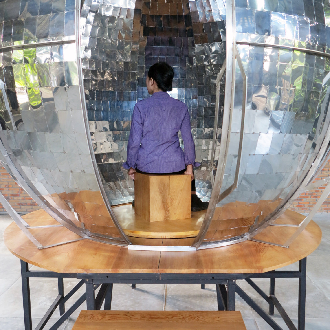 Sara Nuytemans, 'Observatory of the Self, 3.1', van binnen, met persoon die roteert.
PHŒBUS•Rotterdam Sara Nuytemans, 'Observatory of the Self, 3.1', van binnen, met persoon die roteert.
PHŒBUS•Rotterdam