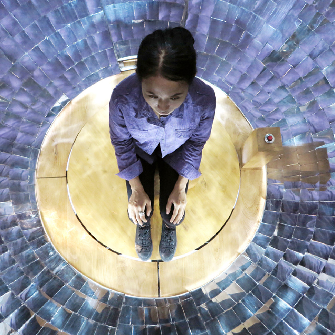 Sara Nuytemans, 'Observatory of the Self, 3.1', van binnen, met persoon die roteert.
PHŒBUS•Rotterdam Sara Nuytemans, 'Observatory of the Self, 3.1', van binnen, met persoon die roteert.
PHŒBUS•Rotterdam