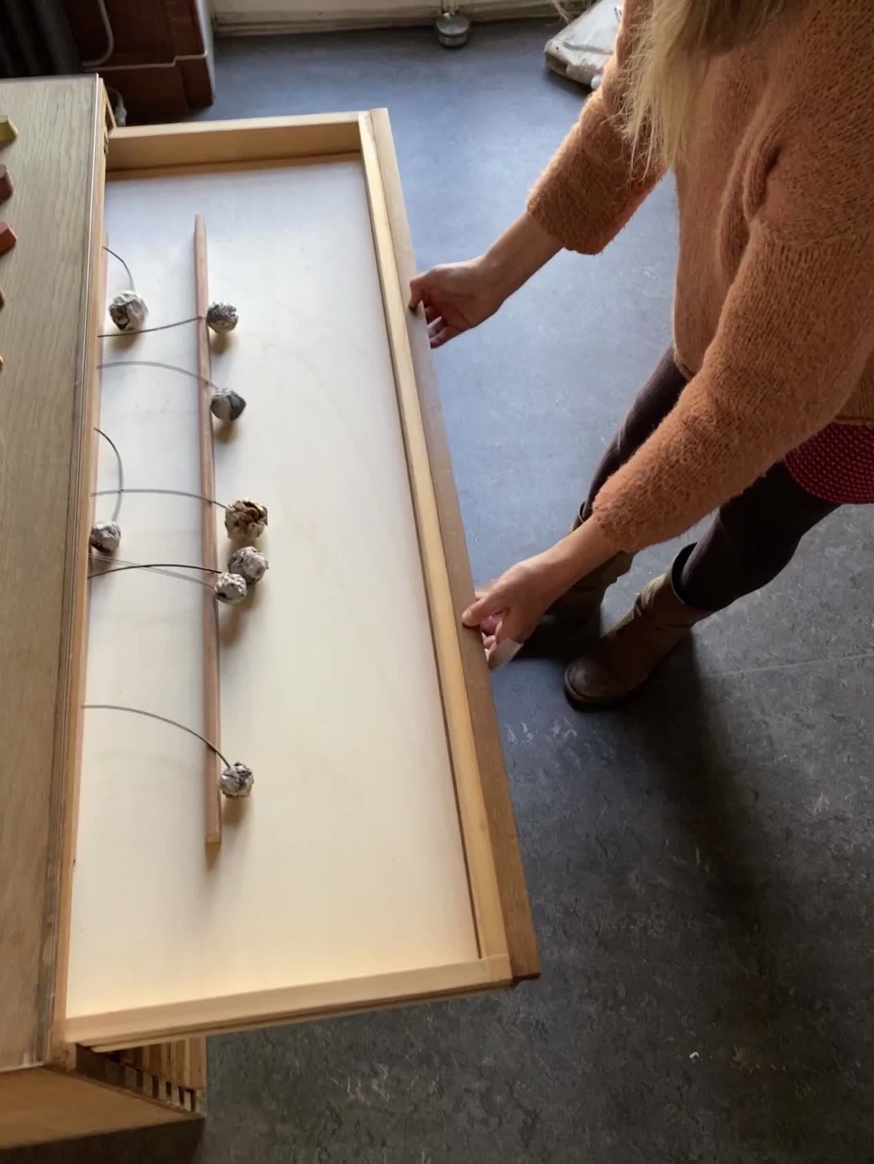 Sara Nuytemans, ''Stuitend nieuws'' (2020), installatie hout, krantenpapier, elastiek.
PHŒBUS•Rotterdam Sara Nuytemans, ''Stuitend nieuws'' (2020), installatie hout, krantenpapier, elastiek.
PHŒBUS•Rotterdam