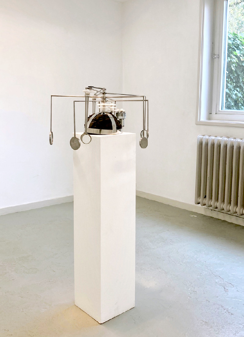 Sara Nuytemans, 'Observatory of the Self 2.1',
draagbaar kinetisch object in rvs, glas, moter, batterij e.a., 40 x 85 x 85 cm
PHŒBUS•Rotterdam Sara Nuytemans, 'Observatory of the Self 2.1',
draagbaar kinetisch object in rvs, glas, moter, batterij e.a., 40 x 85 x 85 cm
PHŒBUS•Rotterdam
