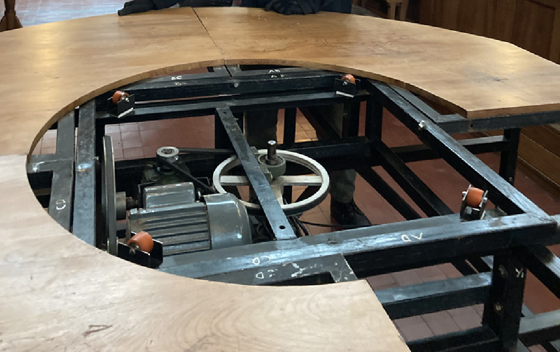 Sara Nuytemans, 'Observatory of the Self, 3.1'. Middendeel met motor.
Tijdens opbouw in de Waalse Kerk Rotterdam, 2021.
PHŒBUS•Rotterdam Sara Nuytemans, 'Observatory of the Self, 3.1'. Middendeel met motor.
Tijdens opbouw in de Waalse Kerk Rotterdam, 2021.
PHŒBUS•Rotterdam
