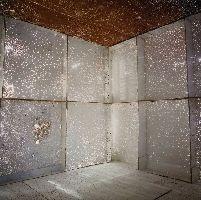Dominique De Beir, 'boite de nuit', 2004, ruimte gebouwd met geperforeerde dozen
PHŒBUS•Rotterdam