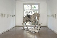 Pjotr Müller - de eerste expositie in PHŒBUS•Rotterdam, samen met Simon Benson (tekeningen): “Het Allegorisch Werk”, 2003, levensgrote figuren van paard, jongetje, vrouw (portretten van zoon en echtgenote); hout, stucanet, leren zadel, papier-maché, beplakt met subsidieaanvraagformulieren van het Fonds voor de Beeldende Kunst Amsterdam en recente kunstrecensies.
PHŒBUS•Rotterdam