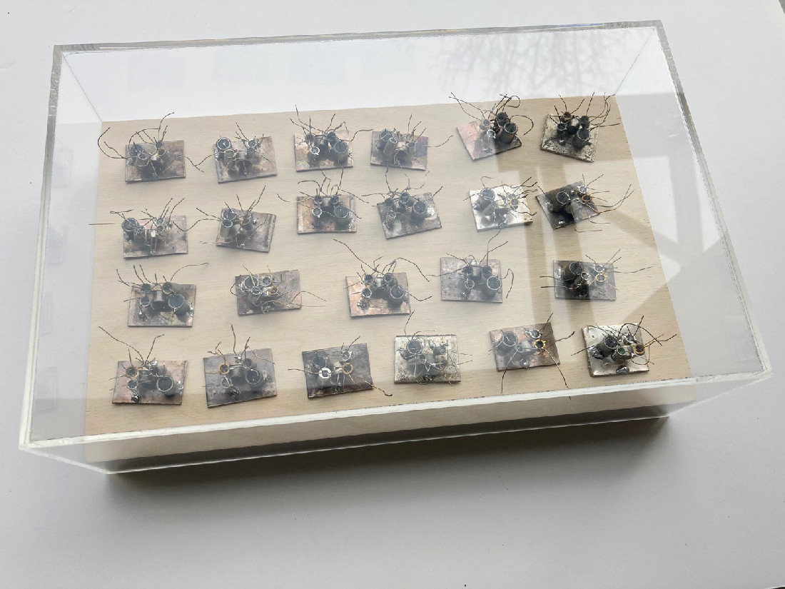 Gert-Jan Prins, Batteries, 2019, 23 stuks ± 3 x 3 x 3 cm., germanium- en siliciumtransistors, verzilverd messing, soldeer.
PHŒBUS•Rotterdam