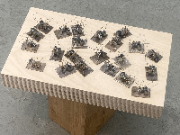 Gert-Jan Prins, Batteries, 2019, 23 stuks ± 3 x 3 x 3 cm., germanium- en siliciumtransistors, verzilverd messing, soldeer.
PHŒBUS•Rotterdam