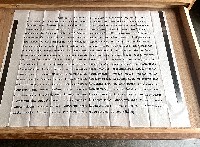 Esther en Ad van Rosmalen, zeefdruk uit 1999 waarin de kosmos bezongen wordt met alle klinkers; in de lade het laatste exemplaar van de eerste oplage. Heruitgave op zijdevloei, formaat: 75x100 cm. oplage: 50.
PHŒBUS•Rotterdam