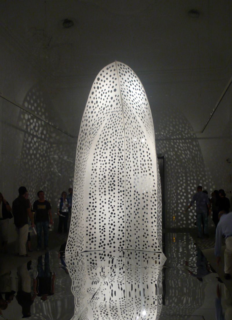 Amparo Sard, 'Capsule' 2009, geperforeerd papier, sculptuur ca. 5 m. x ø 3.50 m.,
getoond in Coda Apeldoorn
PHŒBUS•Rotterdam Amparo Sard, 'Capsule' 2009, geperforeerd papier, sculptuur ca. 5 m. x ø 3.50 m.,
getoond in Coda Apeldoorn
PHŒBUS•Rotterdam