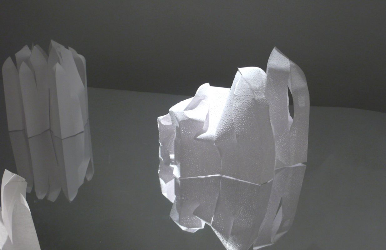 Amparo Sard, geperforeerd papieren sculptuur, 2009, ca. h 20 cm.
PHŒBUS•Rotterdam Amparo Sard, geperforeerd papieren sculptuur, 2009, ca. h 20 cm.
PHŒBUS•Rotterdam
