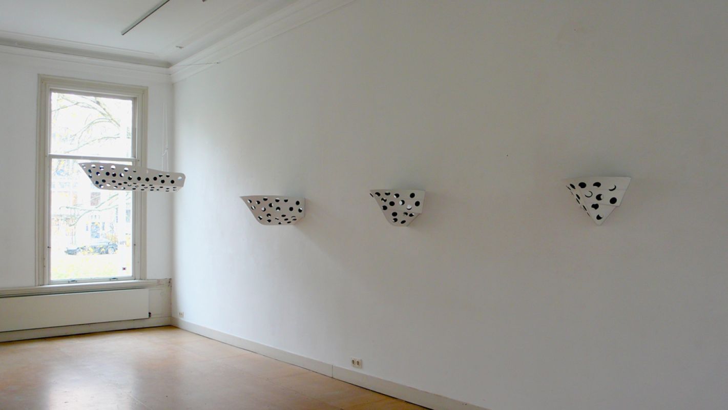 Amparo Sard, 'Spacing the space: creating Capsulas', 2010, fiberglass / spiegel, 29 x 47 x 27 cm., 29 x 47 x 40 cm., 29 x 47 x 63 cm., 29 x 47 x 117 cm.,
hangend aan de wand en vrij in de ruimte.
PHŒBUS•Rotterdam Amparo Sard, 'Spacing the space: creating Capsulas', 2010, fiberglass / spiegel, 29 x 47 x 27 cm., 29 x 47 x 40 cm., 29 x 47 x 63 cm., 29 x 47 x 117 cm.,
hangend aan de wand en vrij in de ruimte.
PHŒBUS•Rotterdam