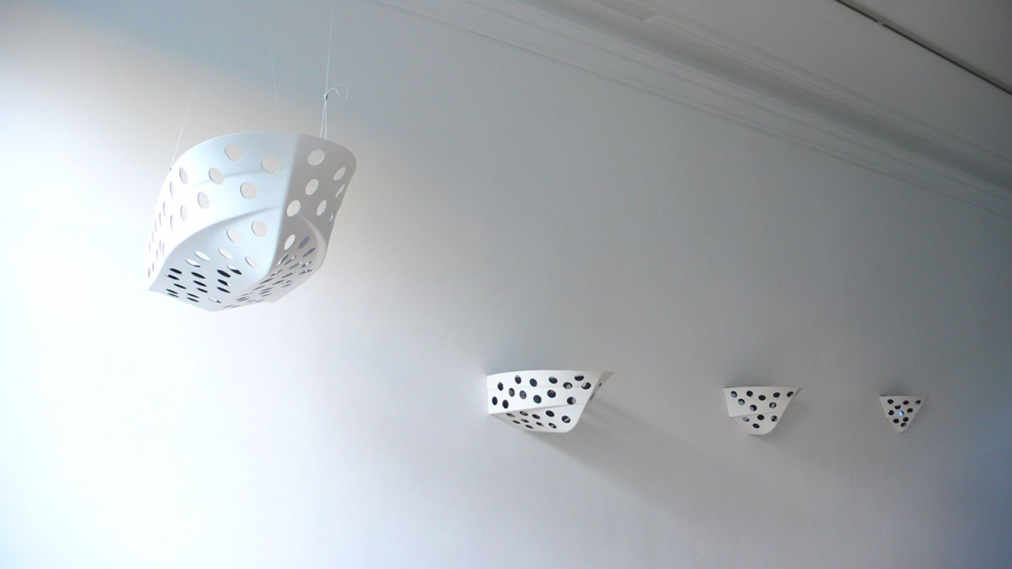 Amparo Sard, 'Spacing the space: creating Capsulas', 2010, fiberglass / spiegel, 29 x 47 x 27 cm., 29 x 47 x 40 cm., 29 x 47 x 63 cm., 29 x 47 x 117 cm.,
hangend aan de wand en vrij in de ruimte.
PHŒBUS•Rotterdam Amparo Sard, 'Spacing the space: creating Capsulas', 2010, fiberglass / spiegel, 29 x 47 x 27 cm., 29 x 47 x 40 cm., 29 x 47 x 63 cm., 29 x 47 x 117 cm.,
hangend aan de wand en vrij in de ruimte.
PHŒBUS•Rotterdam