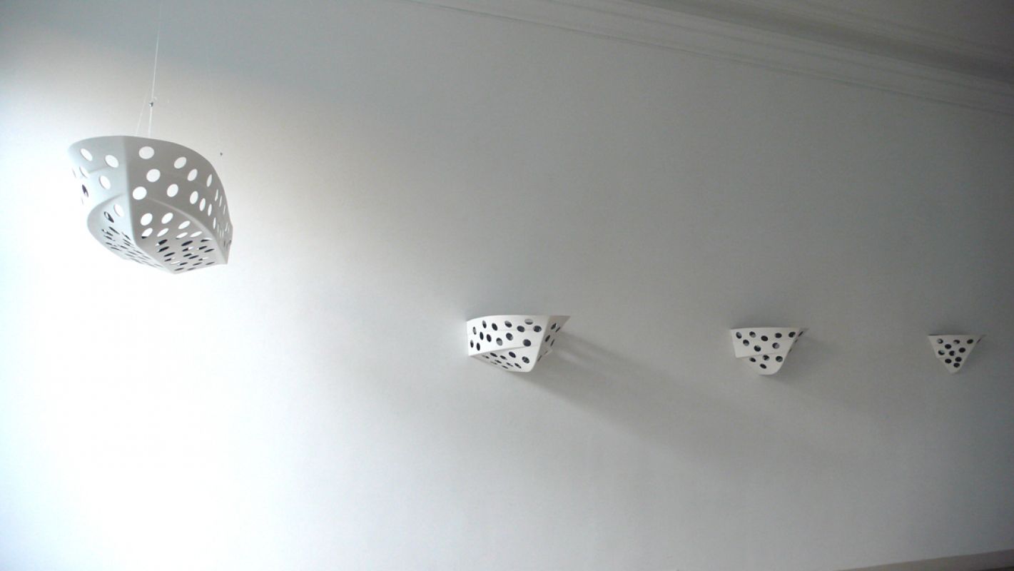 Amparo Sard, 'Spacing the space: creating Capsulas', 2010, fiberglass / spiegel, 29 x 47 x 27 cm., 29 x 47 x 40 cm., 29 x 47 x 63 cm., 29 x 47 x 117 cm.,
hangend aan de wand en vrij in de ruimte.
PHŒBUS•Rotterdam Amparo Sard, 'Spacing the space: creating Capsulas', 2010, fiberglass / spiegel, 29 x 47 x 27 cm., 29 x 47 x 40 cm., 29 x 47 x 63 cm., 29 x 47 x 117 cm.,
hangend aan de wand en vrij in de ruimte.
PHŒBUS•Rotterdam