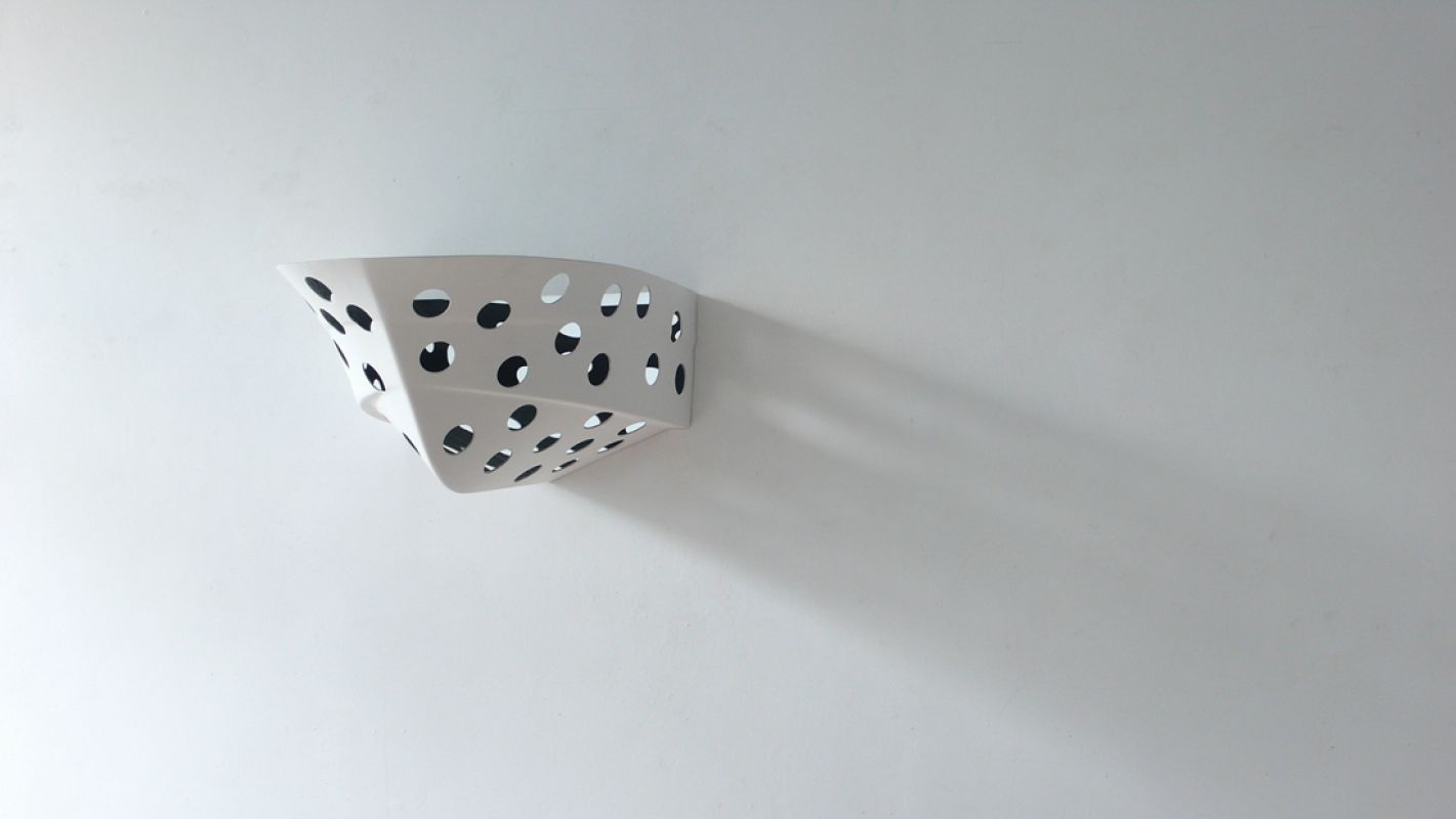 Amparo Sard, 'Spacing the space: creating Capsulas', 2010,
fiberglass / spiegel, hangend aan de wand.
PHŒBUS•Rotterdam Amparo Sard, 'Spacing the space: creating Capsulas', 2010,
fiberglass / spiegel, hangend aan de wand.
PHŒBUS•Rotterdam