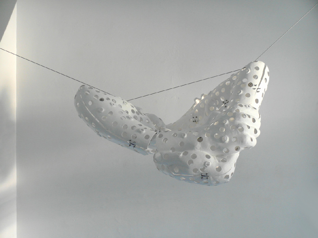 Amparo Sard, Caring for, een hangende kroonvormige sculptuur van geperforeerde handen en armen die elkaar lijken te omhelzen, detail expositie '[Hulp...]'
PHŒBUS•Rotterdam