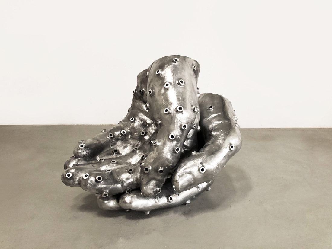 Amparo Sard, 'Hulp...', 2020, aluminiumlegering (sculptuur kan binnen en buiten geplaatst),
0.74 x 0.60 x 1.05 m.
PHŒBUS• Rotterdam Amparo Sard, 'Hulp...', 2020, aluminiumlegering (sculptuur kan binnen en buiten geplaatst),
0.74 x 0.60 x 1.05 m.
PHŒBUS• Rotterdam