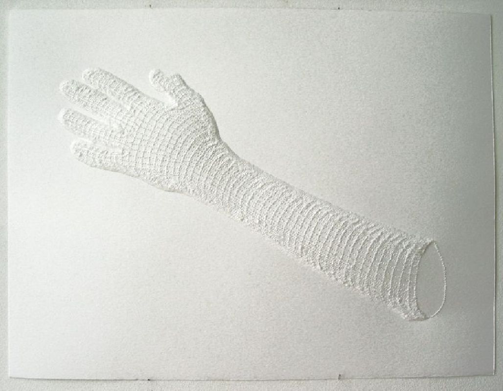 Amparo Sard, ''Handschoen'', 2004 perforaties op papier, 30 x 40 cm.
PHŒBUS•Rotterdam Amparo Sard, ''Handschoen'', 2004 perforaties op papier, 30 x 40 cm.
PHŒBUS•Rotterdam