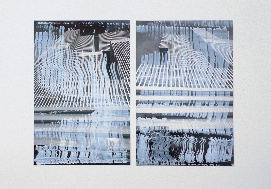 Eva-Maria Schön, 'Zwei und Dazwischen', foto's 'De Rotterdam' van Koolhaas plus omgeving, bewerkt met één penseelstreek met waterverf
PHŒBUS•Rotterdam Eva-Maria Schön, 'Zwei und Dazwischen', foto's 'De Rotterdam' van Koolhaas plus omgeving, bewerkt met één penseelstreek met waterverf
PHŒBUS•Rotterdam