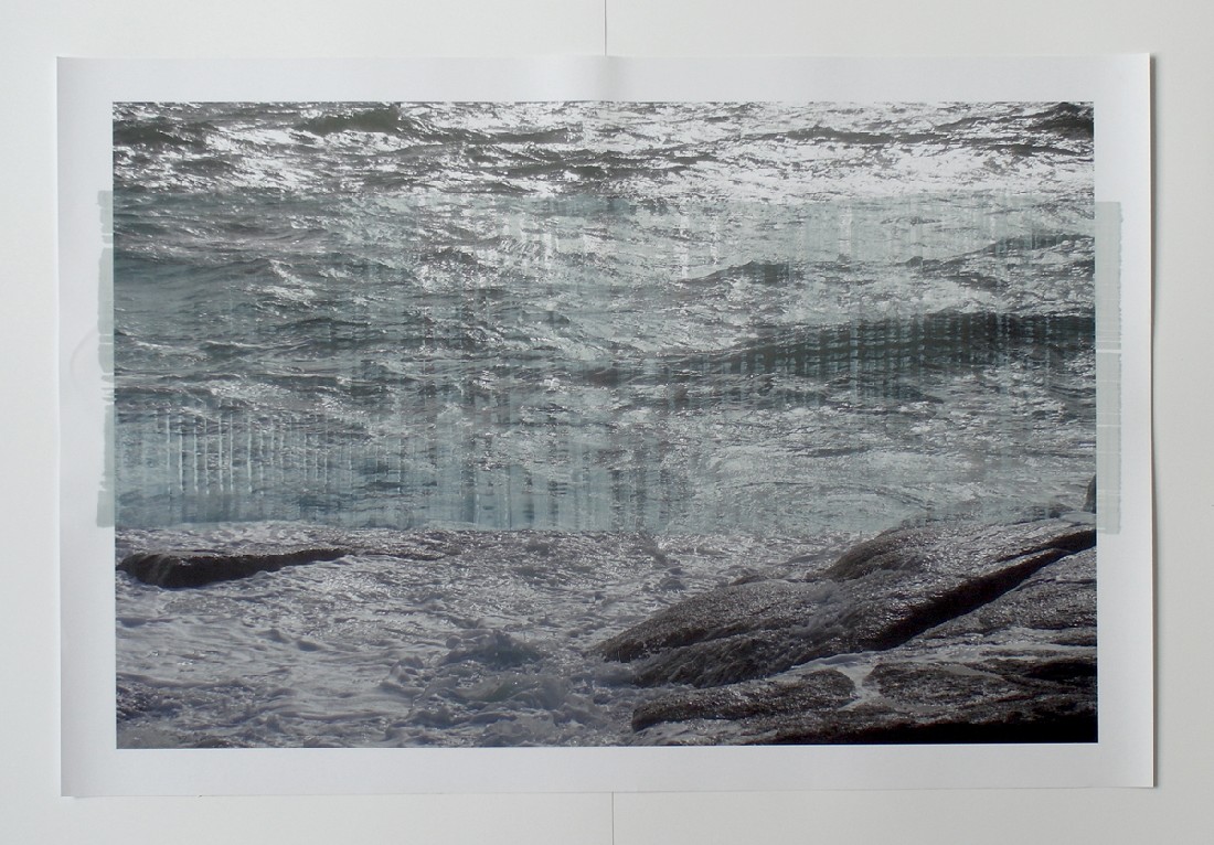 Eva-Maria Schön, 2017, foto van zee [I], met één brede, horizontale 'Pinselstreich',

1 x 0.70 m.
PHŒBUS•Rotterdam