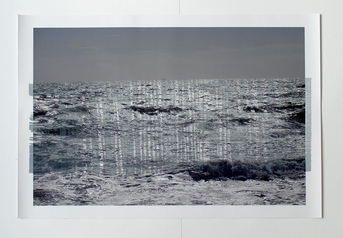 Eva-Maria Schön, 2017, foto van zee [II], met één brede, horizontale 'Pinselstreich', 1 x 0.70 m.
PHŒBUS•Rotterdam