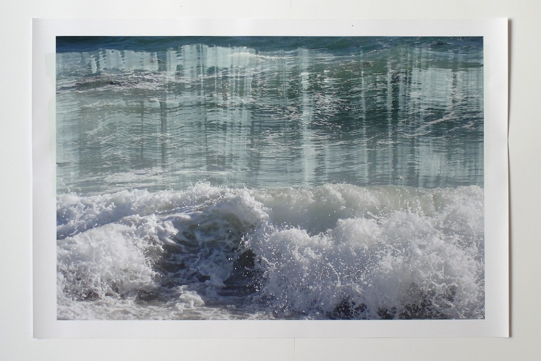 Eva-Maria Schön, 2017, foto van zee, met één brede, horizontale 'Pinselstreich',
1 x 0.70 m.
PHŒBUS•Rotterdam Eva-Maria Schön, 2017, foto van zee, met één brede, horizontale 'Pinselstreich',
1 x 0.70 m.
PHŒBUS•Rotterdam