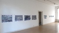 Eva-Maria Schön, expositie 2017-18, fotowerken, telkens met eén penseelstreek
PHŒBUS•Rotterdam