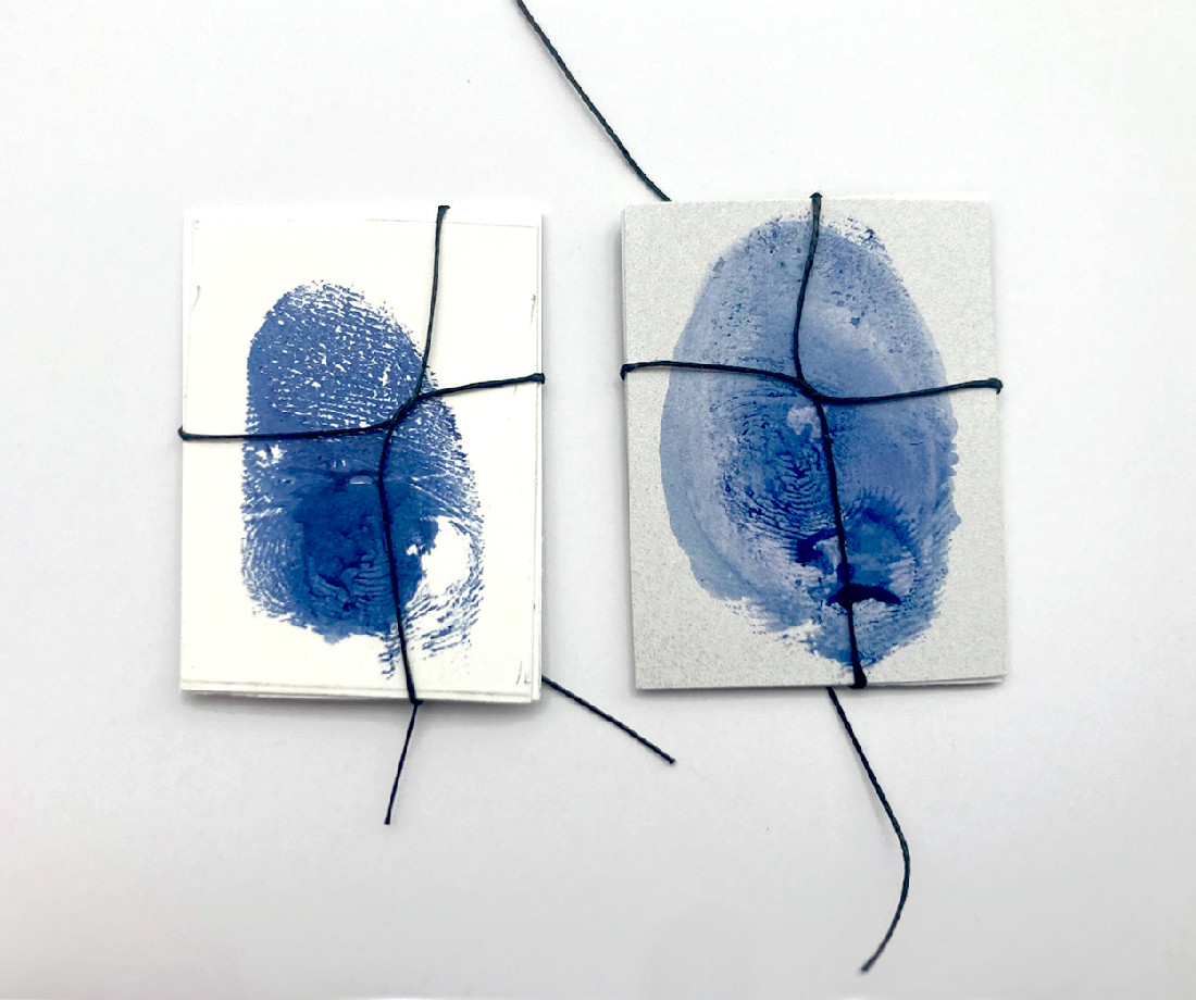 Eva-Maria Schön, twee ‘Medaillons’, 2022, dubbel met vingerafdruk in inkt op papier en fotografie, samengebonden met touw, elk dubbel 3,5 x 2.8 cm.
PHŒBUS•Rotterdam Eva-Maria Schön, twee ‘Medaillons’, 2022, dubbel met vingerafdruk in inkt op papier en fotografie, samengebonden met touw, elk dubbel 3,5 x 2.8 cm.
PHŒBUS•Rotterdam