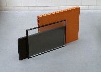 Frank Sciarone, z.t. 2014, glas, rubber, keramiek, spiegel, hout, 50 x 98,5 x 14 cm.
PHŒBUS•Rotterdam