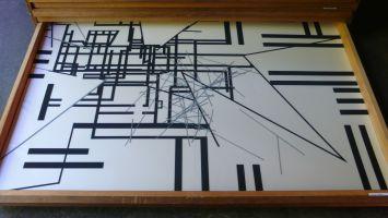 Soizic Didier, constructivistische tekening,een voor de ladekast gemaakte installatie met tape.
PHŒBUS•Rotterdam