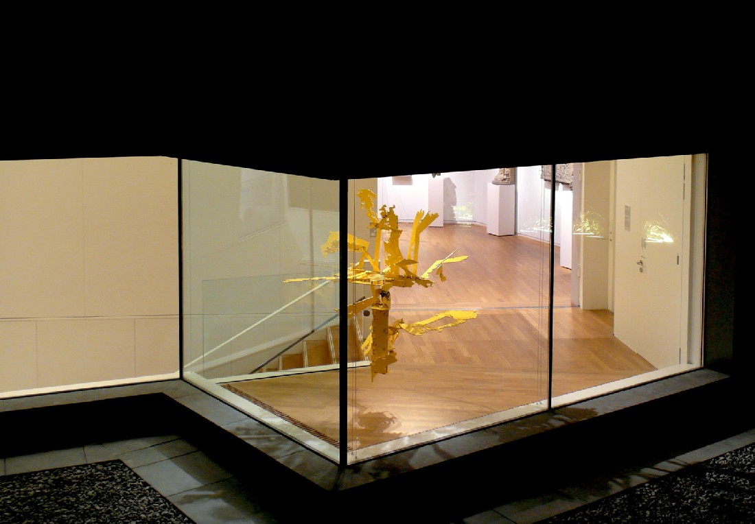 Ken'ichiro Taniguchi, Hecomi Study - 'Green Remains’ [hangend op Aziatische Afdeling in het Rijksmuseum Amsterdam, gefotografeerd vanaf buitenkant]
PHŒBUS•Rotterdam