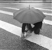 Ken'ichiro Taniguchi maakt een rubbing van een 'hecomi',Hamburg 2005
PHŒBUS•Rotterdam