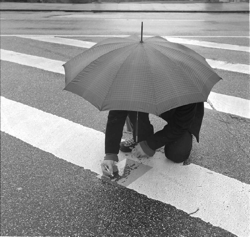 Ken'ichiro Taniguchi maakt een rubbing van een 'hecomi',Hamburg 2005
PHŒBUS•Rotterdam Ken'ichiro Taniguchi maakt een rubbing van een 'hecomi',Hamburg 2005
PHŒBUS•Rotterdam